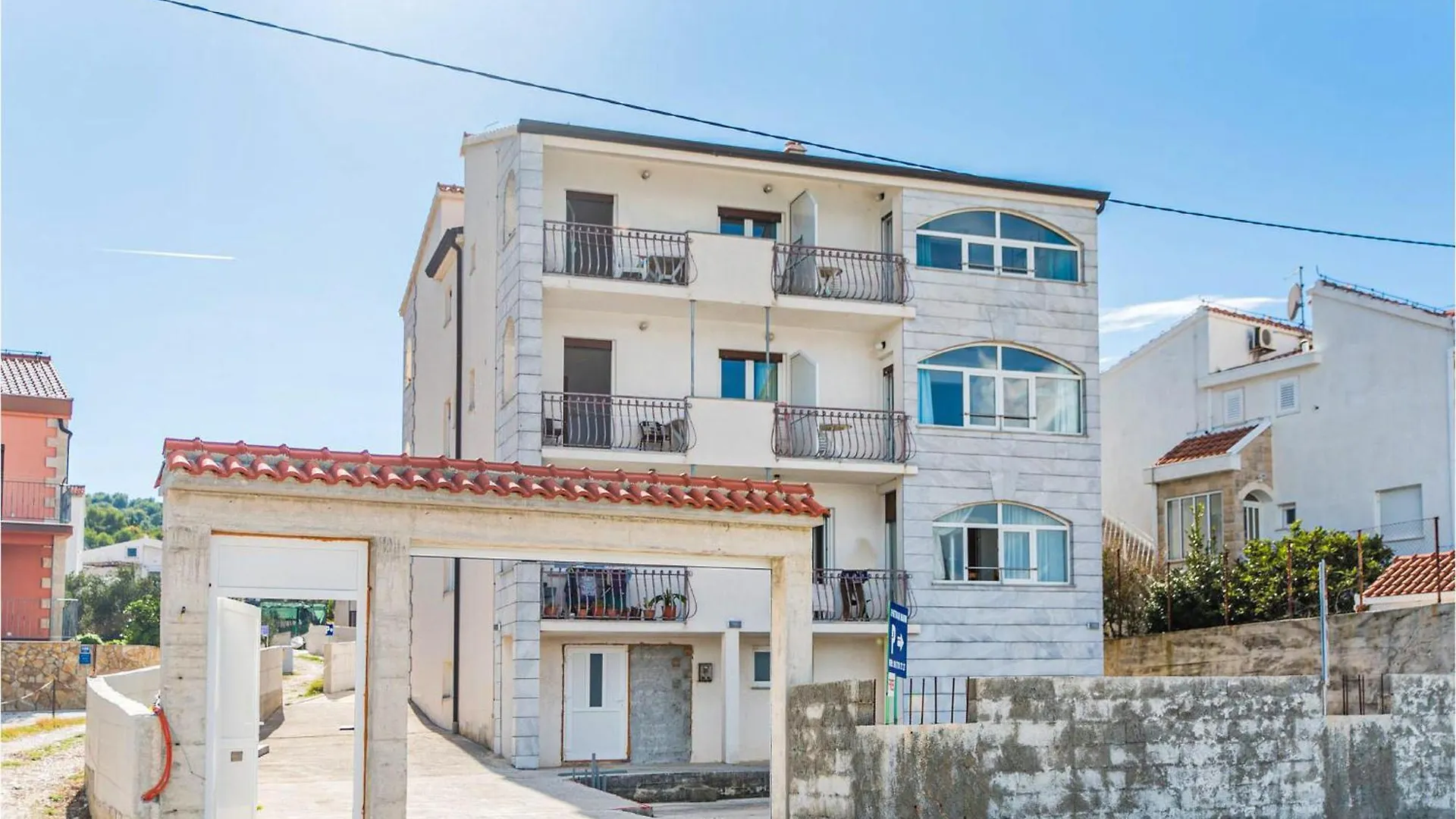Gorgeous Apartment In Slatine With House Sea View 0*,